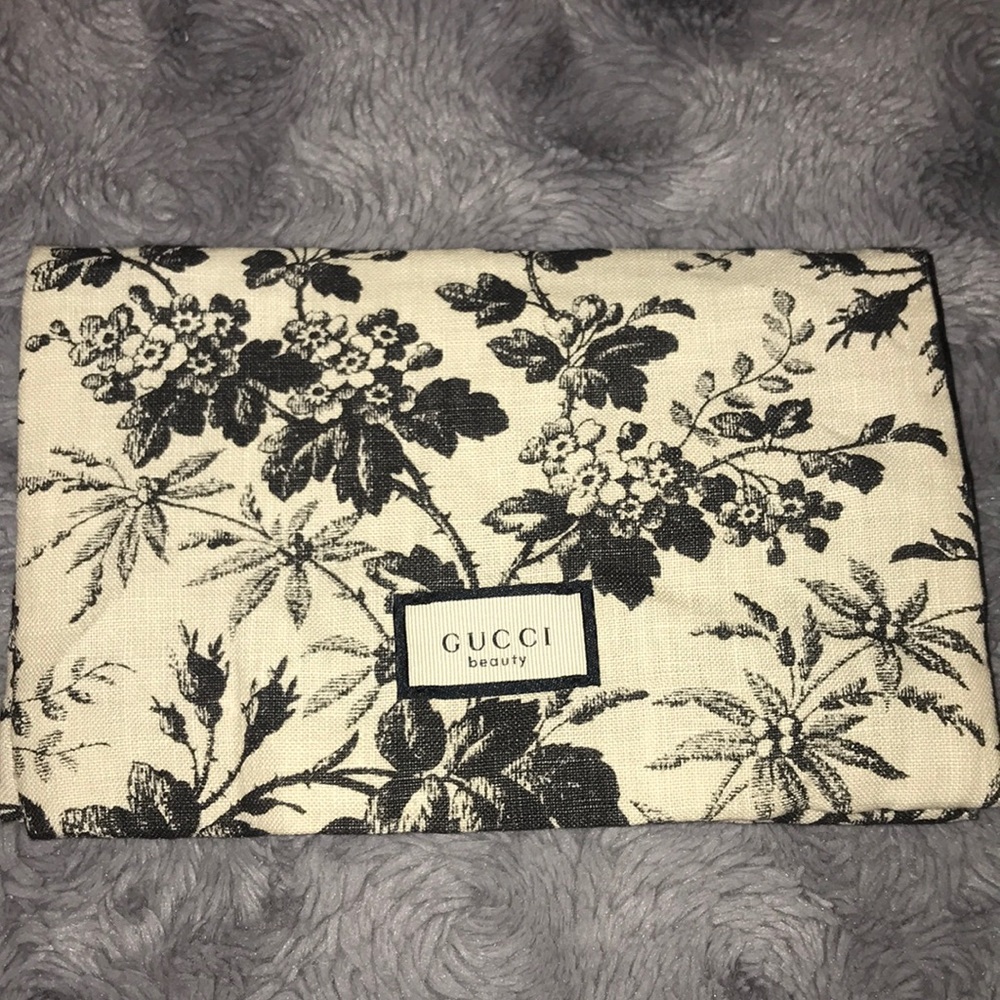 Gucci magnetic pouch authentic